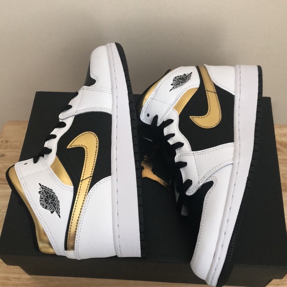 🖤💛NIKE AIR JORDAN 1 MID GS SNEAKERS💛🖤 - Picture 7 of 13